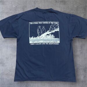 Hanes Vintage 2001 9/11 Twin Towers Memorial Police Firefighters Navy Tee Mens L